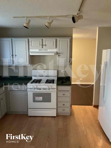 Building Photo - 16211 Fox Ct