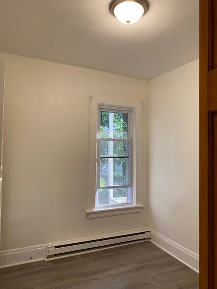 Bedroom 3 with nice backyard view - 282 Yates St