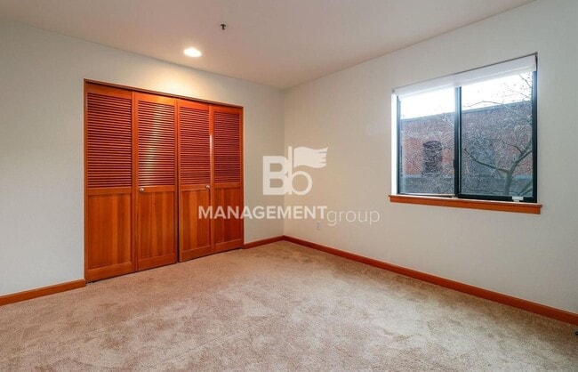 Building Photo - Spacious Riverfront Condo- Beautiful Condo w/River View from Bedroom! Parking Included!