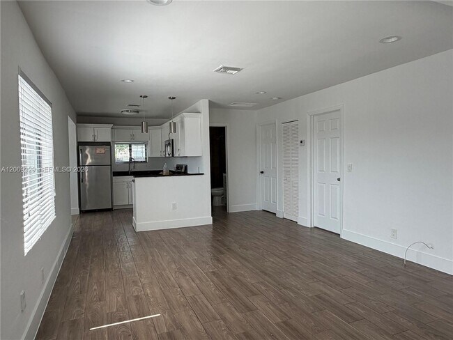 Building Photo - 107 W Pembroke Rd