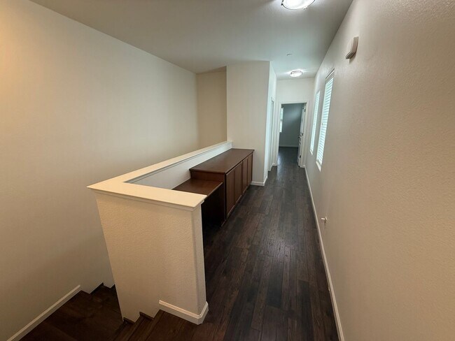 Building Photo - Hayward Condo 3 Bed/2.5 Bath Updated kitch...