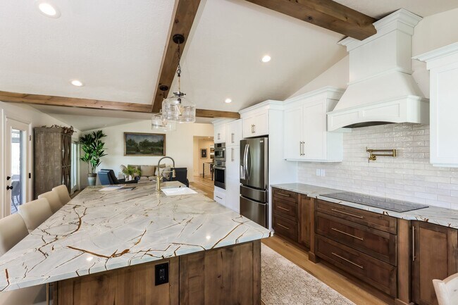 Building Photo - 6 Bed/6 Bathroom house in Riverton