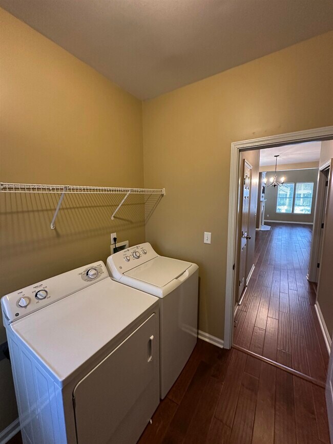 Building Photo - 1354 Island Pl E