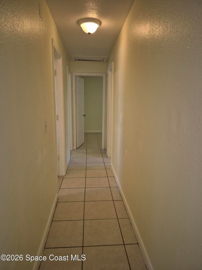 Building Photo - 819 Cedar Dr