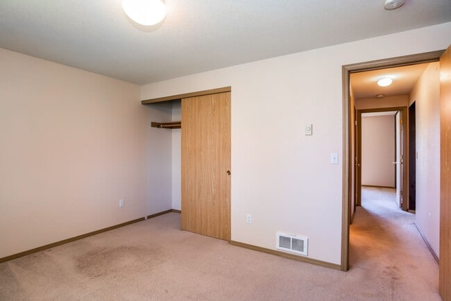 Building Photo - Charming 3-Bedroom Home in Redmond: Spacious Yard & Prime Location!