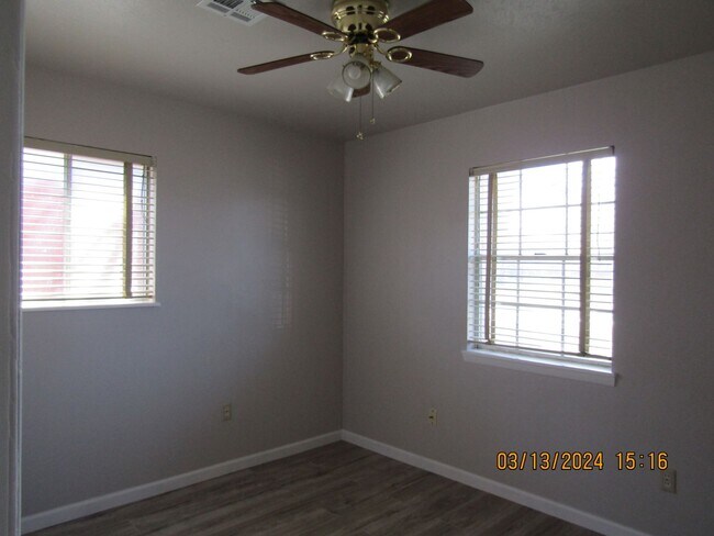 Building Photo - Freshly Painted/New Flooring Home!! Pets N...