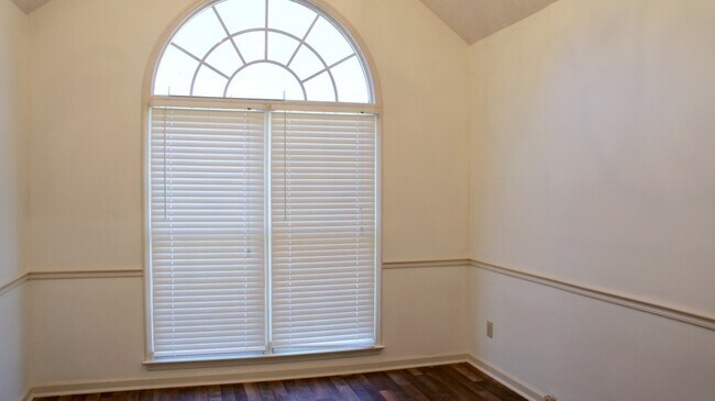 Building Photo - 3304 Chariot Ct