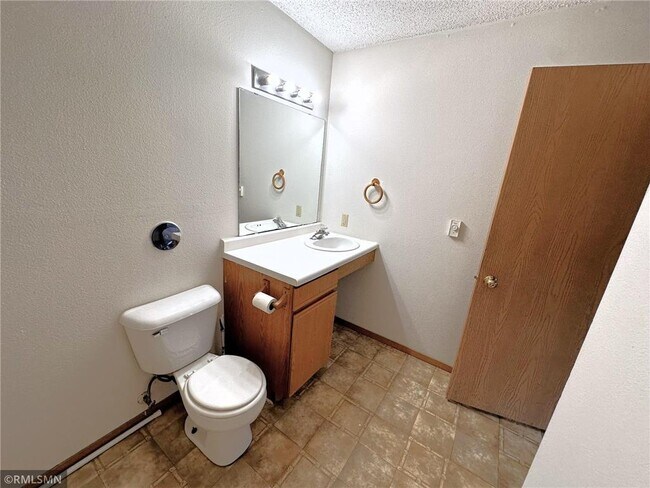 Building Photo - 560-580 Spring St