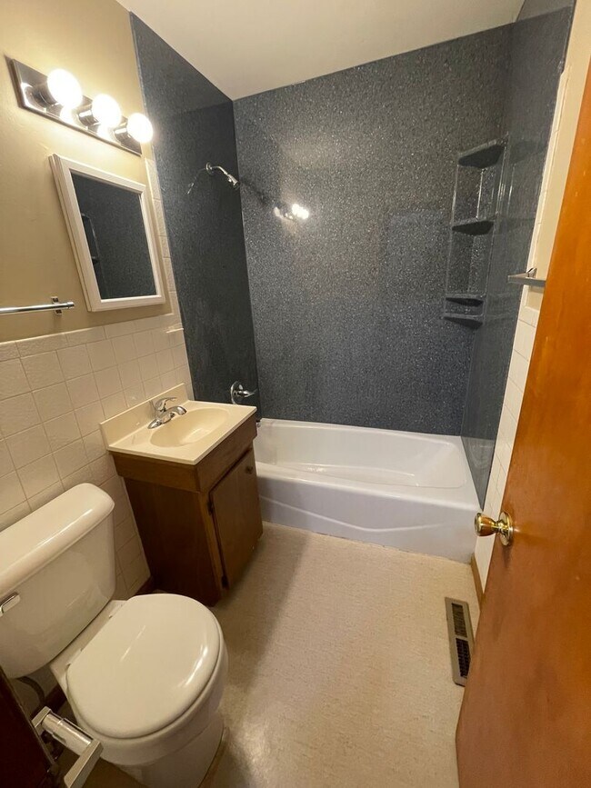 Building Photo - 2 Bedroom, 1 Bathroom House