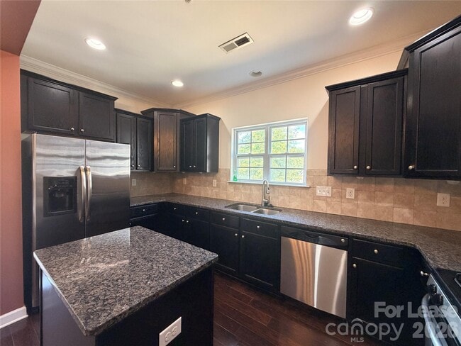 Building Photo - 14635 Juventus St