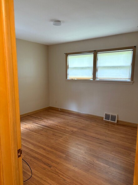 Building Photo - 1348 Beaconfield Rd