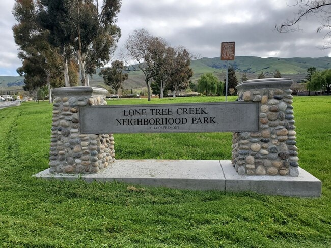 Building Photo - Wonderful 5bd / 3.5ba with 2 master suites