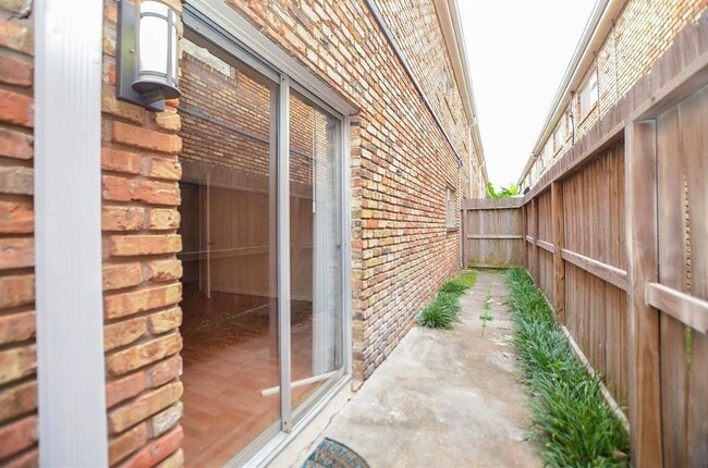 Building Photo - 2101 Fountain View Dr