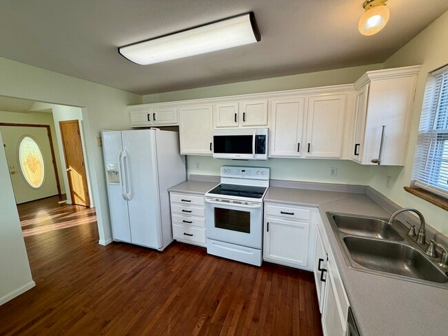 Building Photo - 571 SE 115th Rd