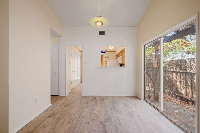 Building Photo - Updated 2 Bedroom, 1 Bath Duplex in a Grea...