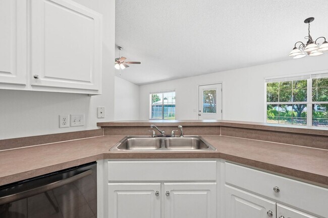 Building Photo - 2030 Hawthorne Dr