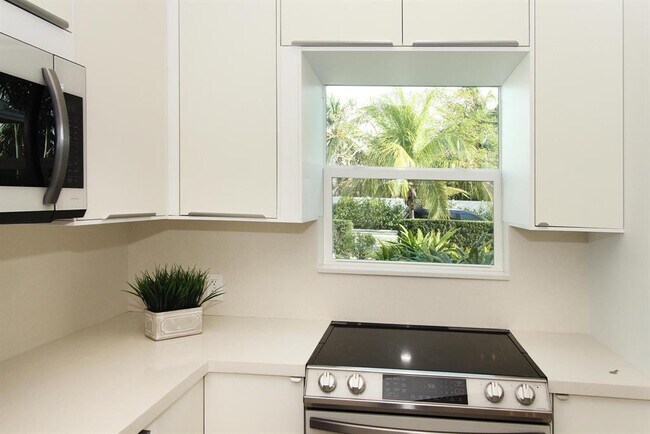 Building Photo - 221 Princeton Dr