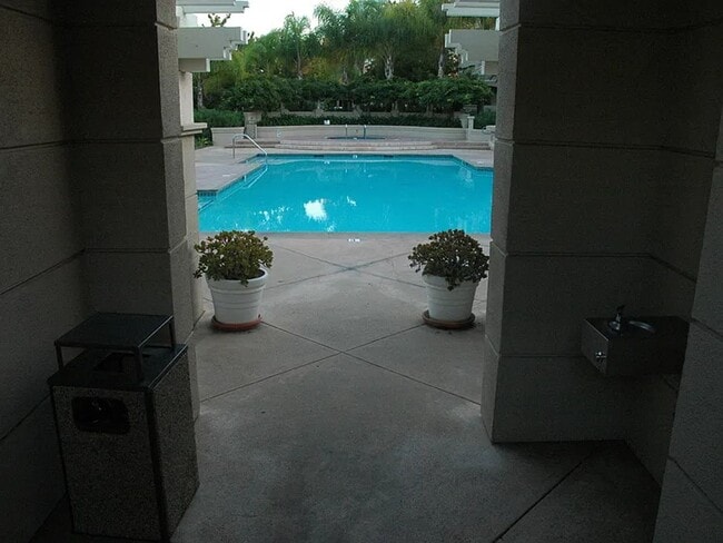 Building Photo - Beautiful Townhouse | Prime Location