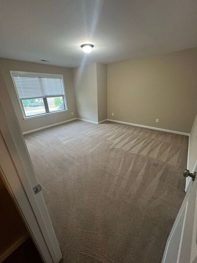 Building Photo - Now Ready! Amazing 5 bedroom house with 3 full bathrooms!