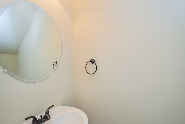 Building Photo - 590 Roland Manor Dr