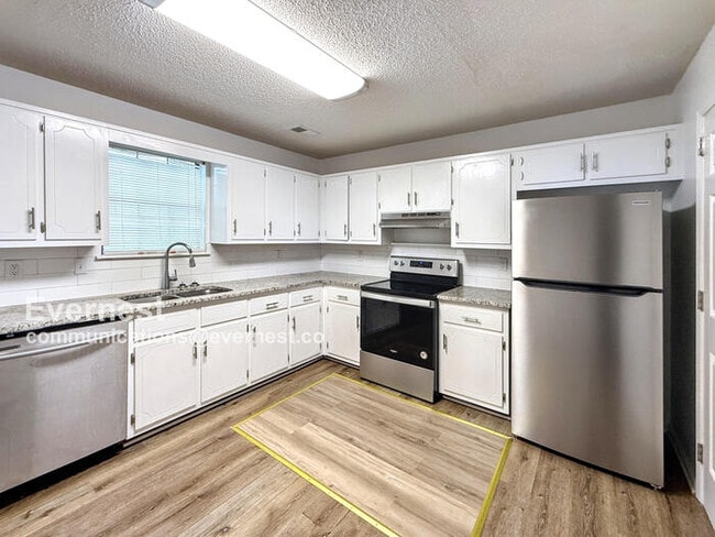 Building Photo - 2163 Cheshire Dr