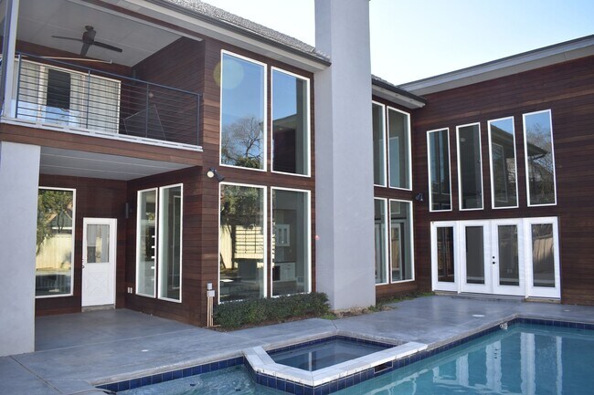 Building Photo - Modern home with pool in Arlington