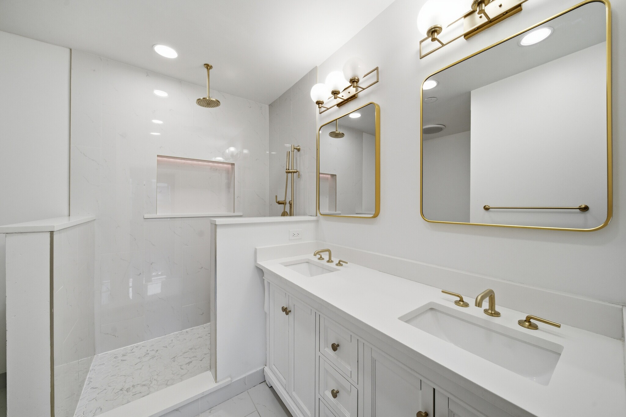 Building Photo - 724 W Buena Ave