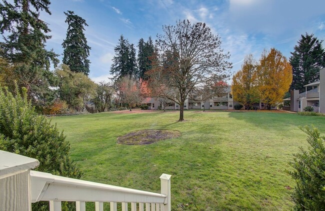 Building Photo - SALMON CREEK ~ WATERS EDGE CONDOS~ LARGE 2 Bd 2.5 Ba!