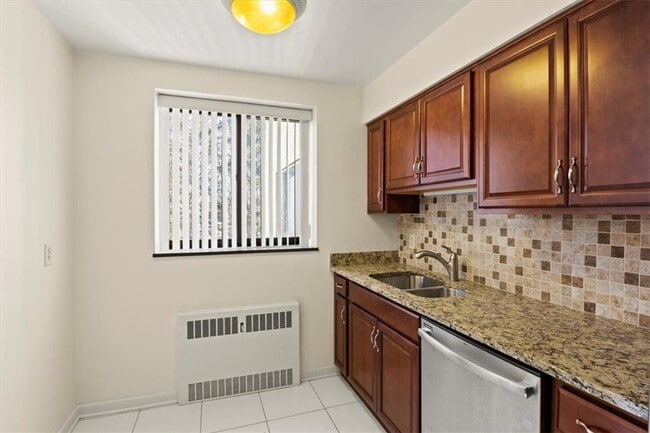 Building Photo - 2501 East Ave