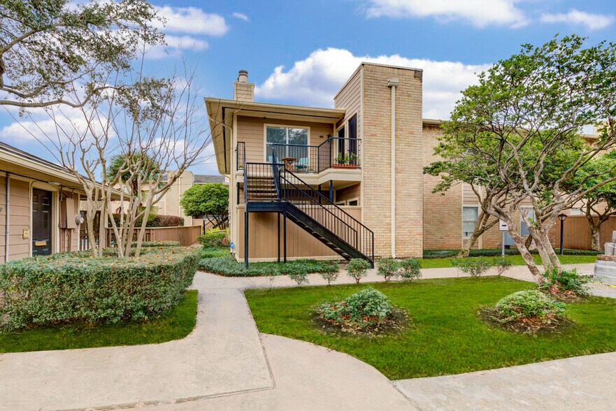 Building Photo - 704 Bering Dr