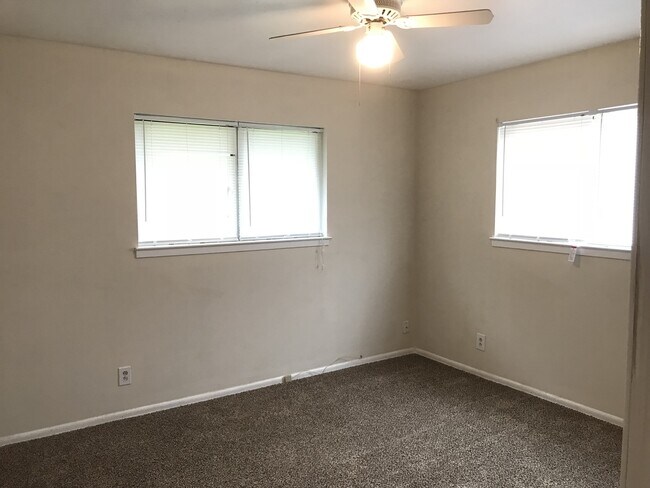 Building Photo - 225 Meadow Ln