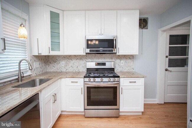 Building Photo - 196 Munger Ave