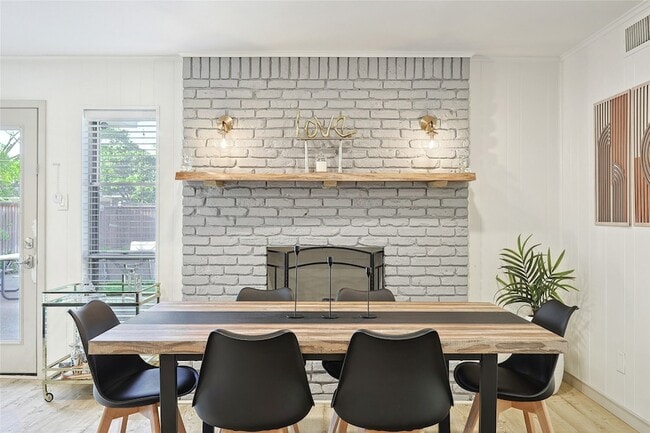 Building Photo - 7841 El Pensador Dr