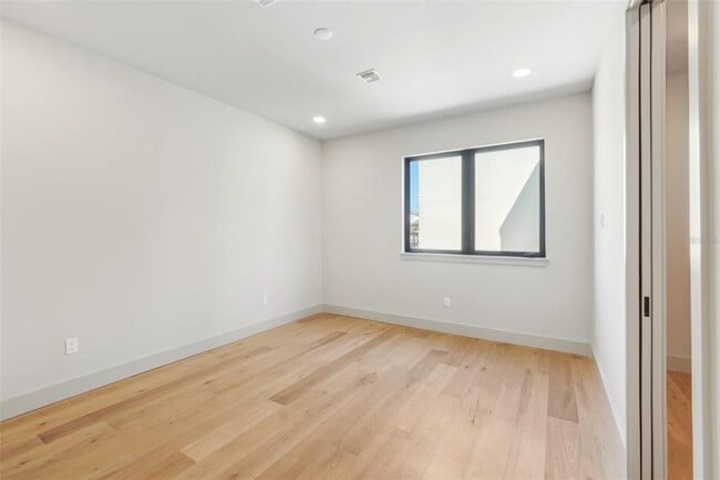 Building Photo - 1412 S Moody Ave