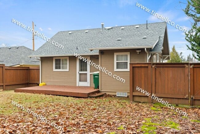 Building Photo - Darling 2 Bedroom North Tabor Home With Of...
