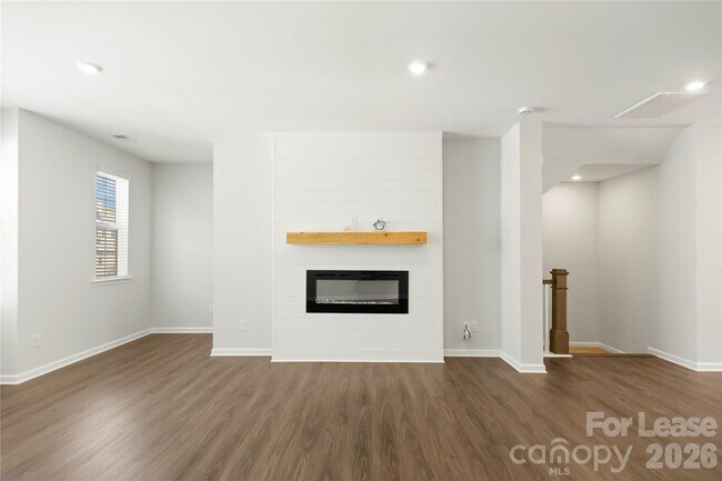 Building Photo - 7113 Brookview Ln