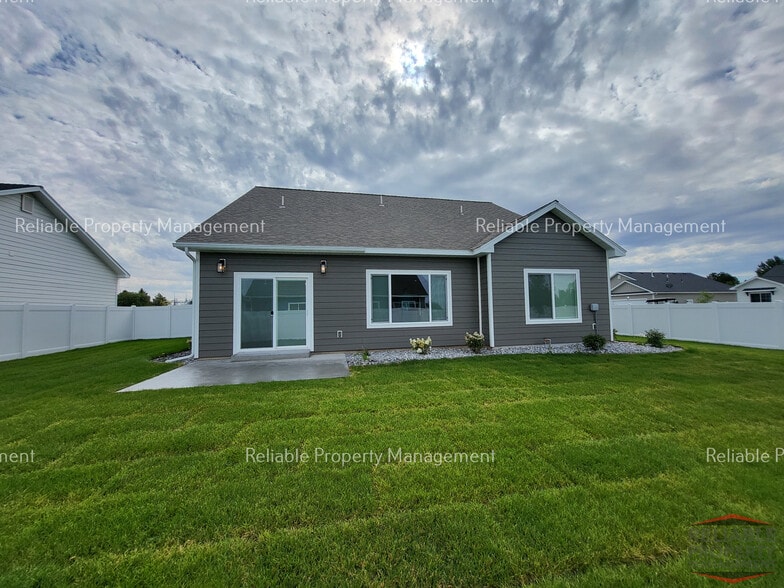 Building Photo - 557 Sagebrush St
