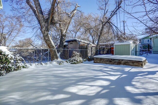 Building Photo - 125 N Alarcon St