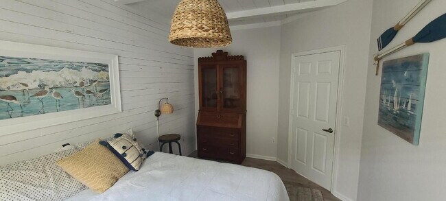 Building Photo - Beautifully Updated Elegant two Bedroom Ho...