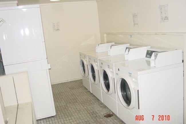 Building Photo - $925 Great location off Leetsdale/Parker and Florida with lots of amenities such as pool, hot tub...