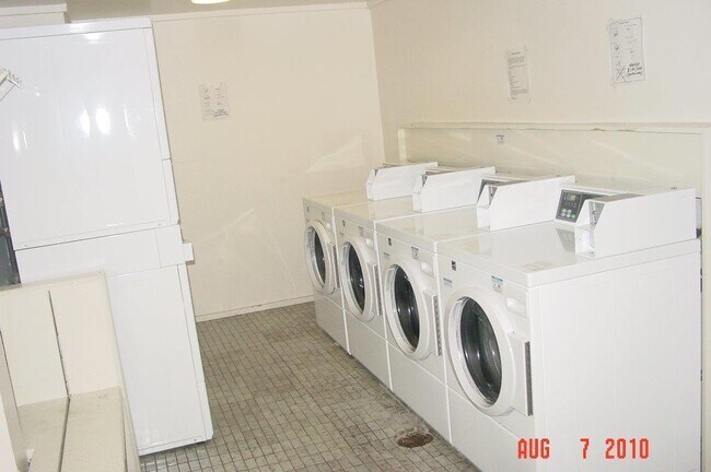 Building Photo - Great location off Leetsdale/Parker and Florida with lots of amenities such as pool, hot tub, clu...