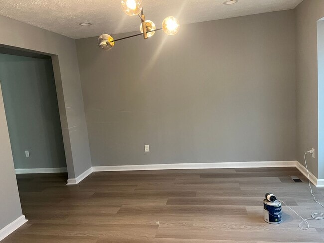 Building Photo - BEAUTIFUL, LARGE 3 BEDROOM RE-MODELED TOWN HOME! END OF GROUP HUGE FENCED IN YARD WITH A DECK! IT...