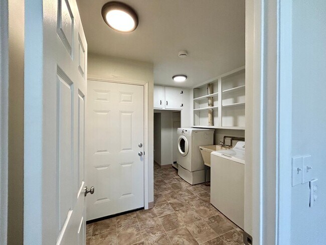 Building Photo - Freshly Updated 3 Bedroom Home with Garage, Fenced Yard & Covered Patio!