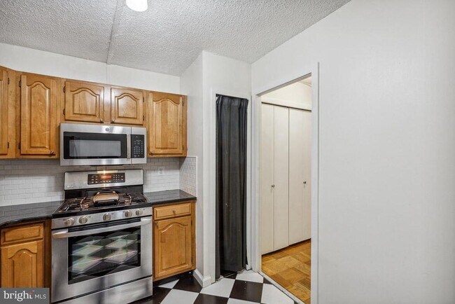 Building Photo - 5225 Pooks Hill Rd