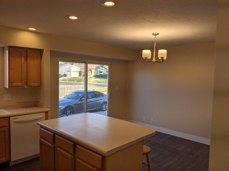Building Photo - 1125 E Fallbrook Way