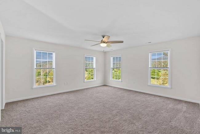 Building Photo - 100 Holiday Ct