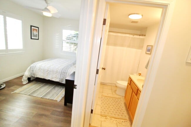 Building Photo - Nicely Remodeled and Completely Unfurnishe...