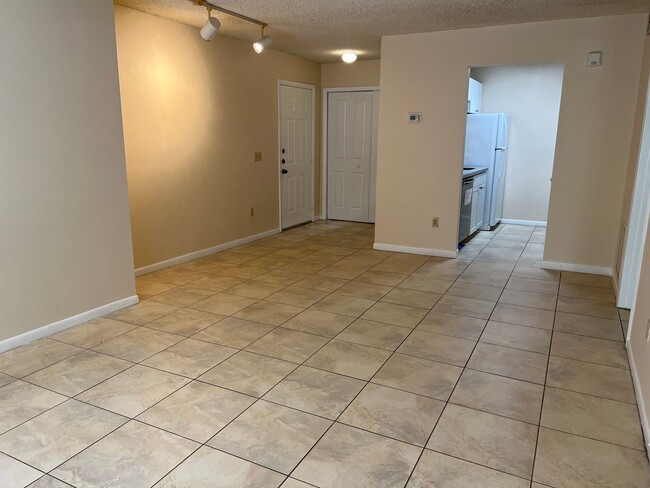 Building Photo - Remodeled First Floor Cutie!