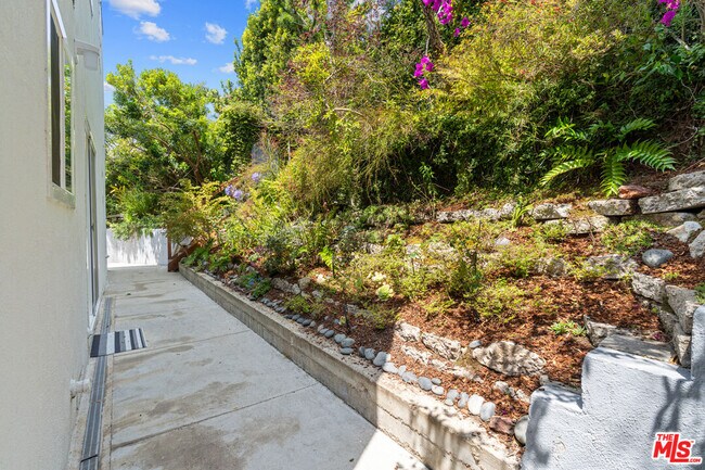Building Photo - 631 Pier Ave