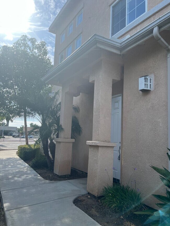 Building Photo - Luxurious 3 bedroom, 2.5 bath townhome, AC...
